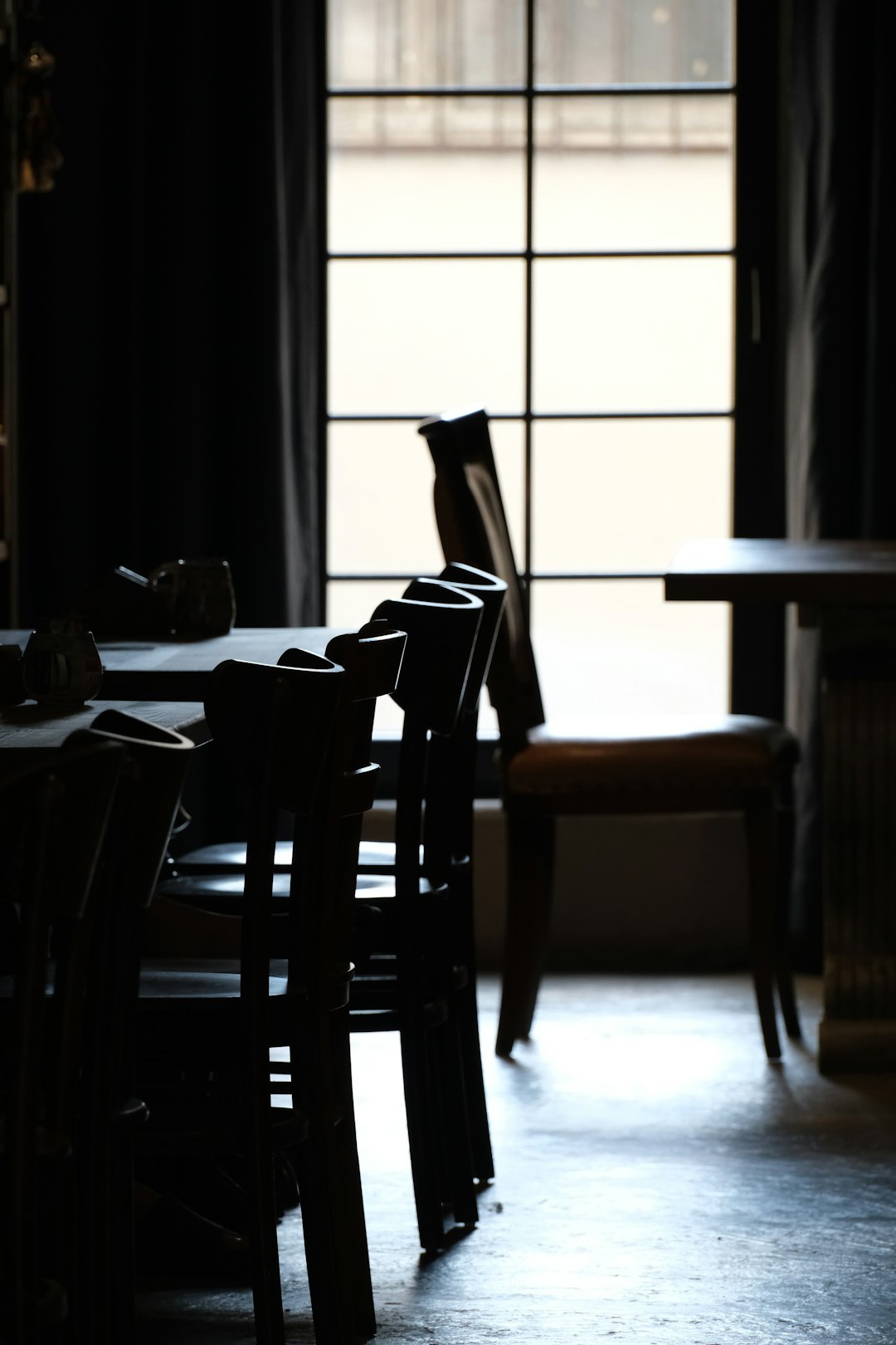 a-dining-room-table-and-chairs-in-front-of-a-window-e5ihw1poprk